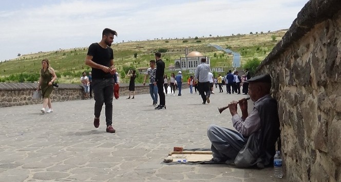 Diyarbakır’da tarihi mekanlar bayramda doldu taştı