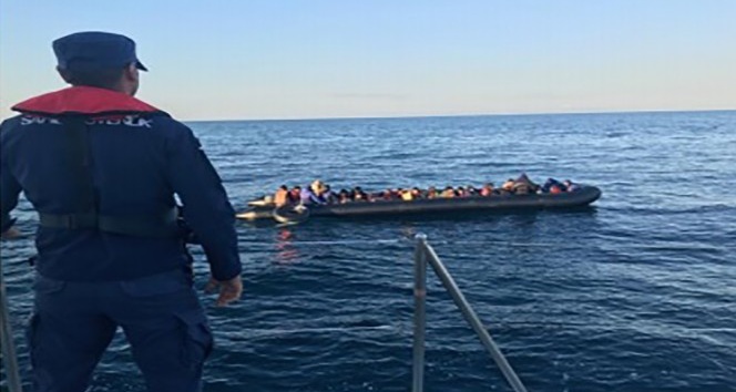Edirne’de lastik botta 36 kaçak göçmen yakalandı