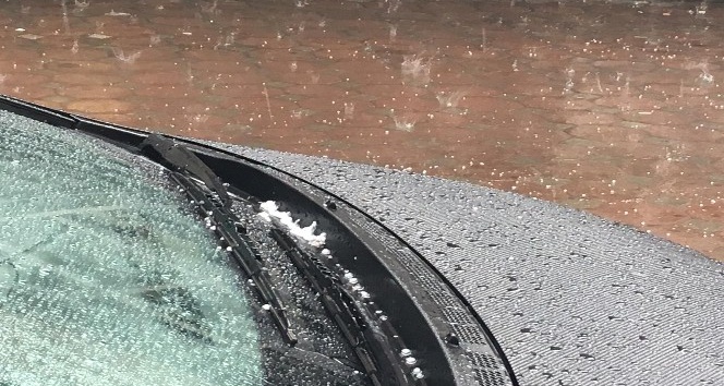 Akdağmadeni’nde dolu ve sağanak etkili oldu