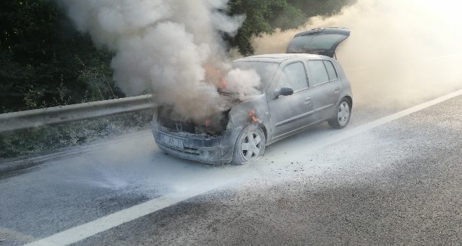 TEM Otoyolunda seyir halindeki otomobil alev alev yandı