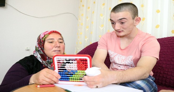 Parmaklarını yemesi engellenemiyor