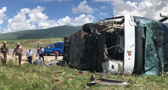 Ardahan’da yolcu otobüsü devrildi: 1 ağır 6 yaralı