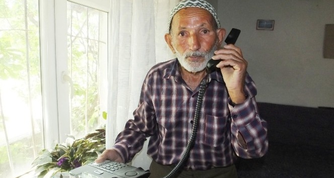 Bigadiç’te 81 yaşındaki Mustafa dede 6 aydır telefonunun çalmasını bekliyor
