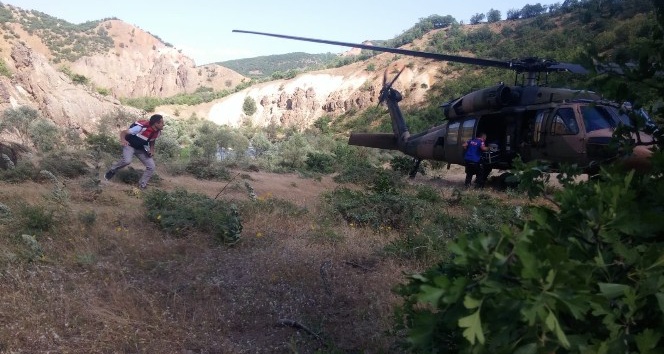 Kaya parçası üzerine düşen şahıs, askeri helikopterle kurtarıldı
