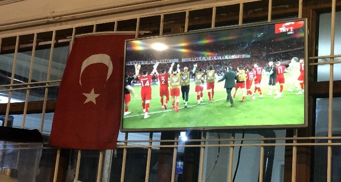 A Milli Futbol Takımının Fransa galibiyeti Erzincanlıları sevince boğdu