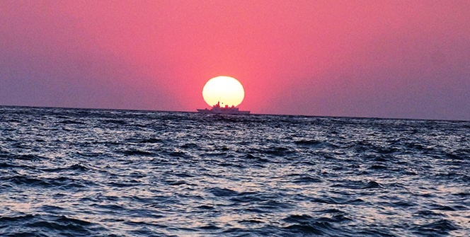 Gün batımı izleyenleri mest ediyor