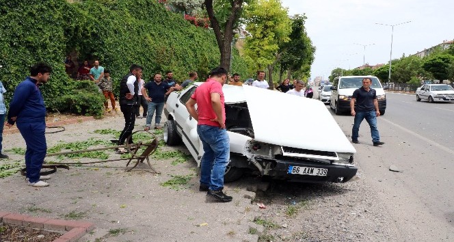 Lastiği patlayan araç önce takla attı sonra ağaca çarptı