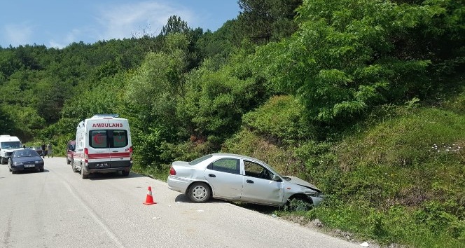 Önce bariyerlere sonra toprak zemine çarptı; 2 kişi yaralandı