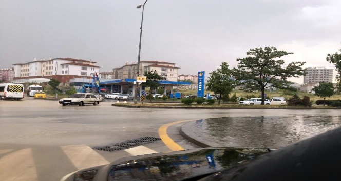Ankara’da yağıştan kaynaklı su birikintisi diz boyunu geçti