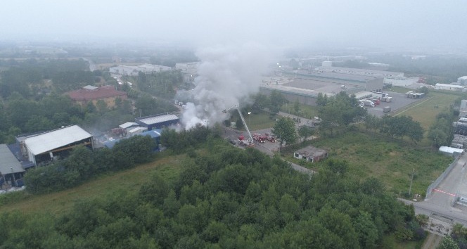 Atık pil fabrikasındaki yangın havadan görüntülendi