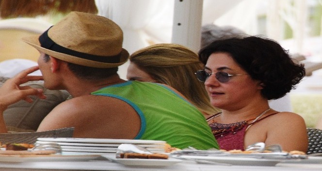 Meltem Cumbul denize girmek yerine oturmayı tercih etti