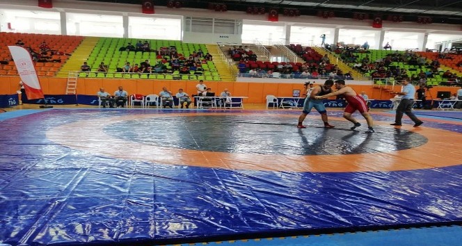 Güreş Türkiye Şampiyonası Elazığ’da başladı