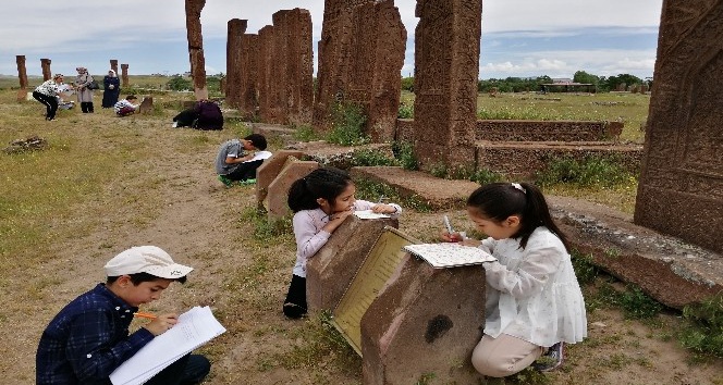 Bitlisli öğrenciler tarihi mezarlıkta ders yaptı