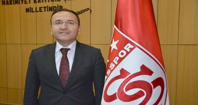 Sivasspor 2. Başkanı Sarılar: “12 futbolcu alacağız”