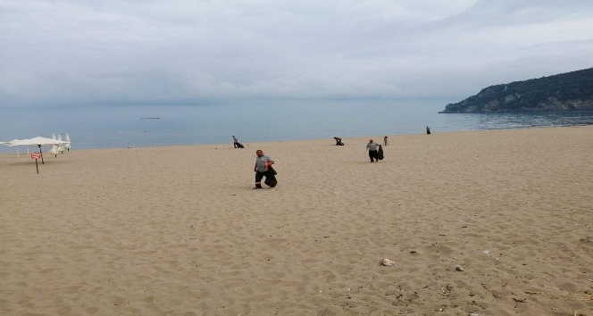 Temizlik ekiplerinden piknik alanı ve sahilde hummalı çalışma