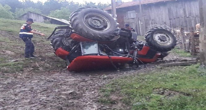 Daday’da traktör devrildi