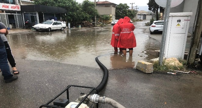 Denizli’de sağanak yağış hayatı olumsuz etkiledi