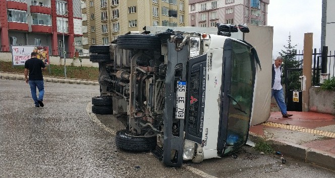 Samsun’da ev eşyası taşıyan kamyon devrildi: 4 yaralı