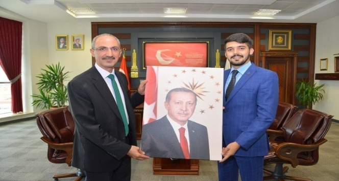 Ahi Evran Üniversitesi Öğrencisi, Rektör Karakaya’ya Cumhurbaşkanı Erdoğan’ın portresini hediye etti