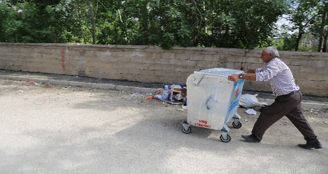 Yüksekova’da mahallelere çöp konteynerleri bırakıldı