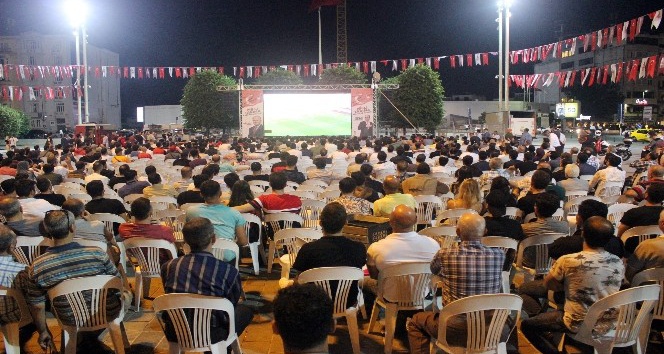 Taksim Meydanı’nda milli maç heyecanı dev ekrana taşındı