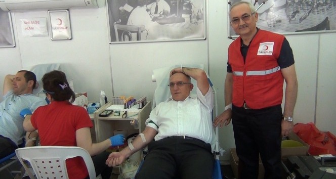 Mustafakemalpaşa Kaymakamı Koçberber’den kan bağışına destek
