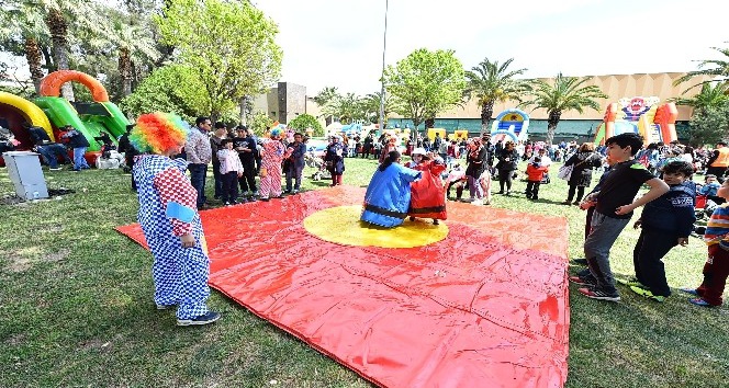 İzmir Büyükşehir Belediyesi’nden çocuklara karne hediyesi