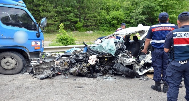 Sinop’ta kargo kamyonu ile otomobil kafa kafaya çarpıştı: 2 ölü, 1 yaralı