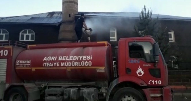 Ağrı’da itfaiye ekipleri camileri yıkadı