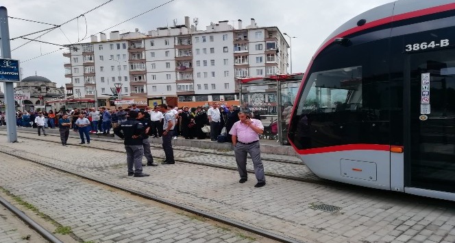 Kayseri’de tramvayın altında kalan bir kişi yaralandı