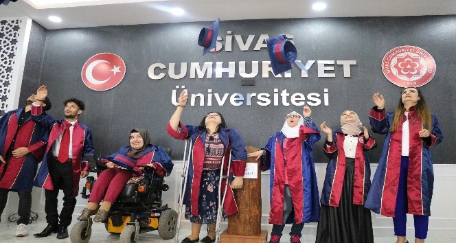 Üniversiteli engelliler için mezuniyet töreni düzenlendi