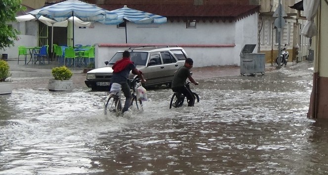 İnegöl’de aniden bastıran yağmur sokakları göle çevirdi