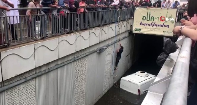 Pendik’te bir vatandaş su basan alt geçitte aracıyla mahsur kaldı. Vatandaş kendisine sarkıtılan merdivenlerden tırmanarak yukarı çıkabildi.