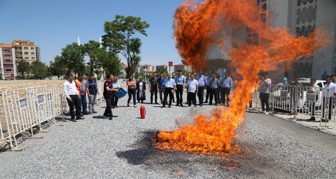 Battalgazi Belediye personeline yangın söndürme eğitimi verildi