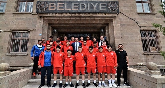 Sandıklıspor U16 takımı Türkiye Şampiyonası için Kütahya’ya gitti
