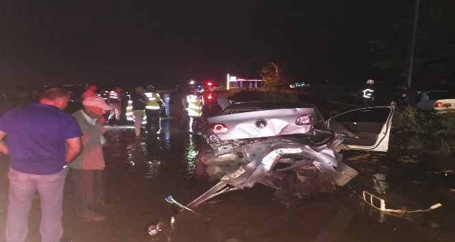 Tokat’ta çamurlu yolda 3 araç çarpıştı: 4 yaralı