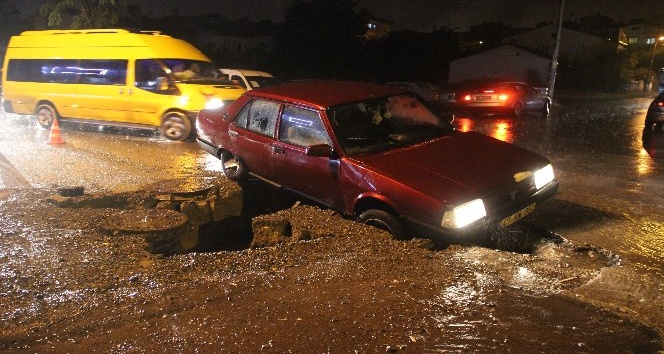 Yol çöktü, sürücü çukura düştü