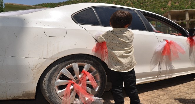Ablasının evlenmesini istemedi, gelin arabasını taş yağmuruna tutup intihara kalkıştı