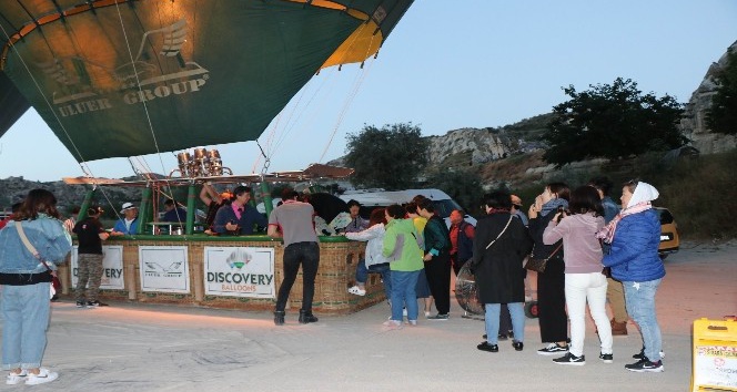 Kapadokya’da turistler balon turu için kuyruk oluşturdu