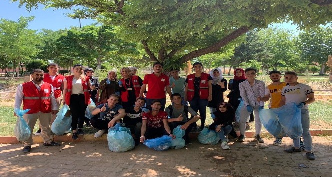 Mesire alanı ile parklar gönüllüler tarafından temizlendi