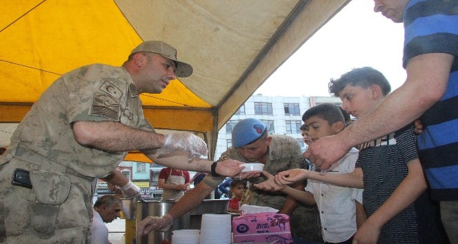 Jandarma şehitler için lokma dağıttı