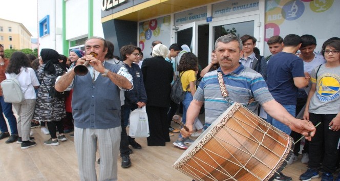 Öğrencileri davul zurnayla uğurladılar, arkalarından su döktüler