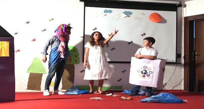 Üniversite öğrencilerinden çevre için tiyatro gösterisi