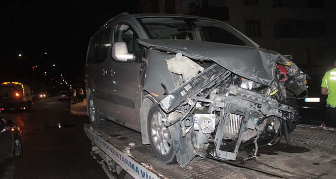 Minibüsle, hafif ticari araç çarpıştı: 3 yaralı
