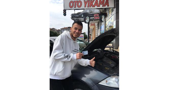 Sınava girecekti kimliği otomobilin camına sıkıştı