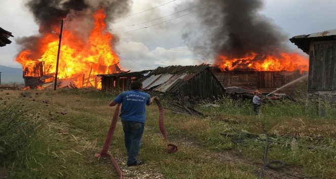 Bolu’da, kullanılmayan 3 köy evi alev alev yandı