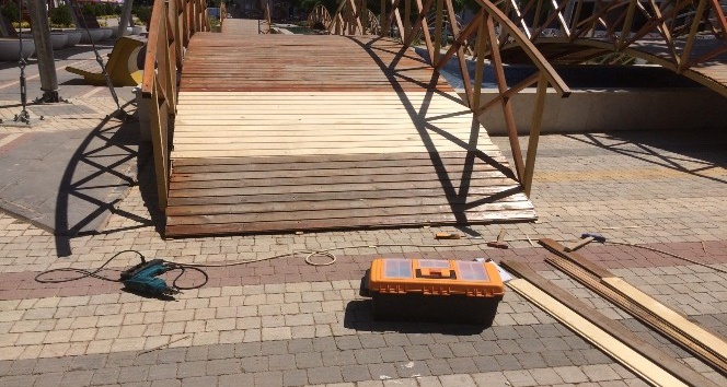 Parklar ile kavşakların, refüjlerin bakımları yapılıyor