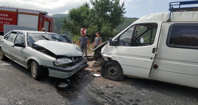 Tokat’ta otomobil ile minibüs çarpıştı: 4 yaralı