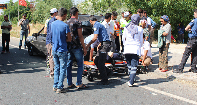 Elazığ’da otomobiller çarpıştı: 2&#039;si çocuk 8 yaralı