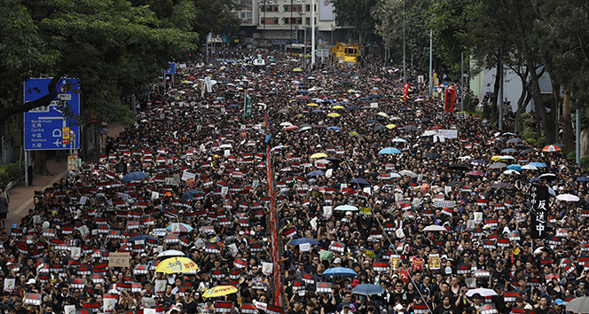 Hong Kong’da hükümetin geri adımına rağmen binlerce kişi yeniden sokaklarda